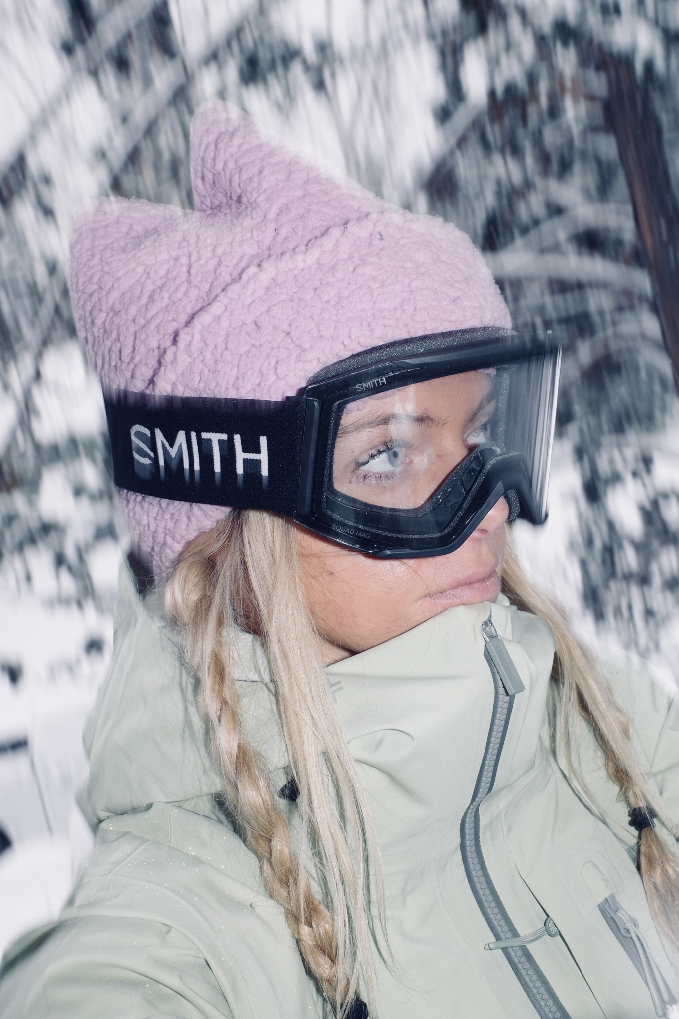 Smith Squad goggles. These have 2 small clips on the side and magnets for easy changes of lens’. #LTKsnowboarding #LTKskiing
