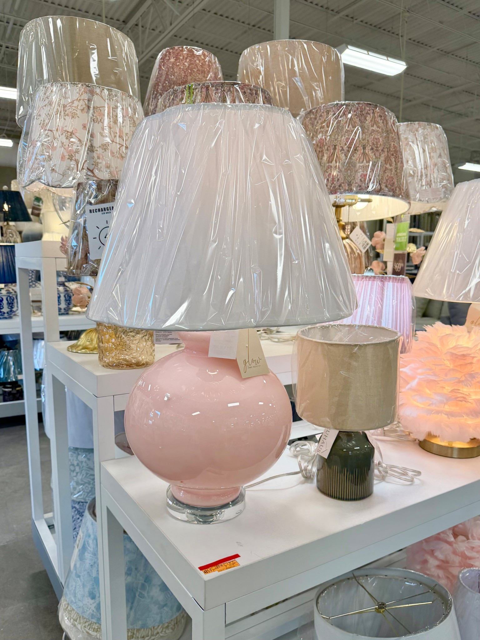 Such a pretty lamp for a girls room or nursery! 🩷