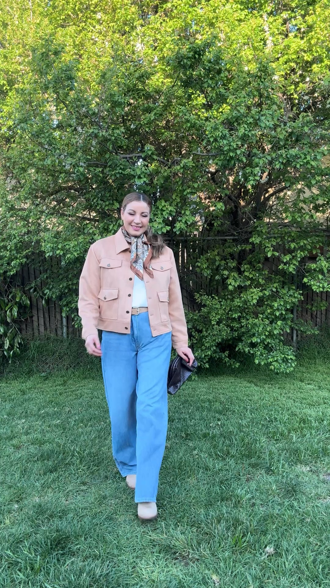 Women's suede jacket, front closure with buttons, multiple pockets, casual, elegant, warm clothing.
Size:M

#LTKSeasonal #LTKMidsize #LTKSaleAlert