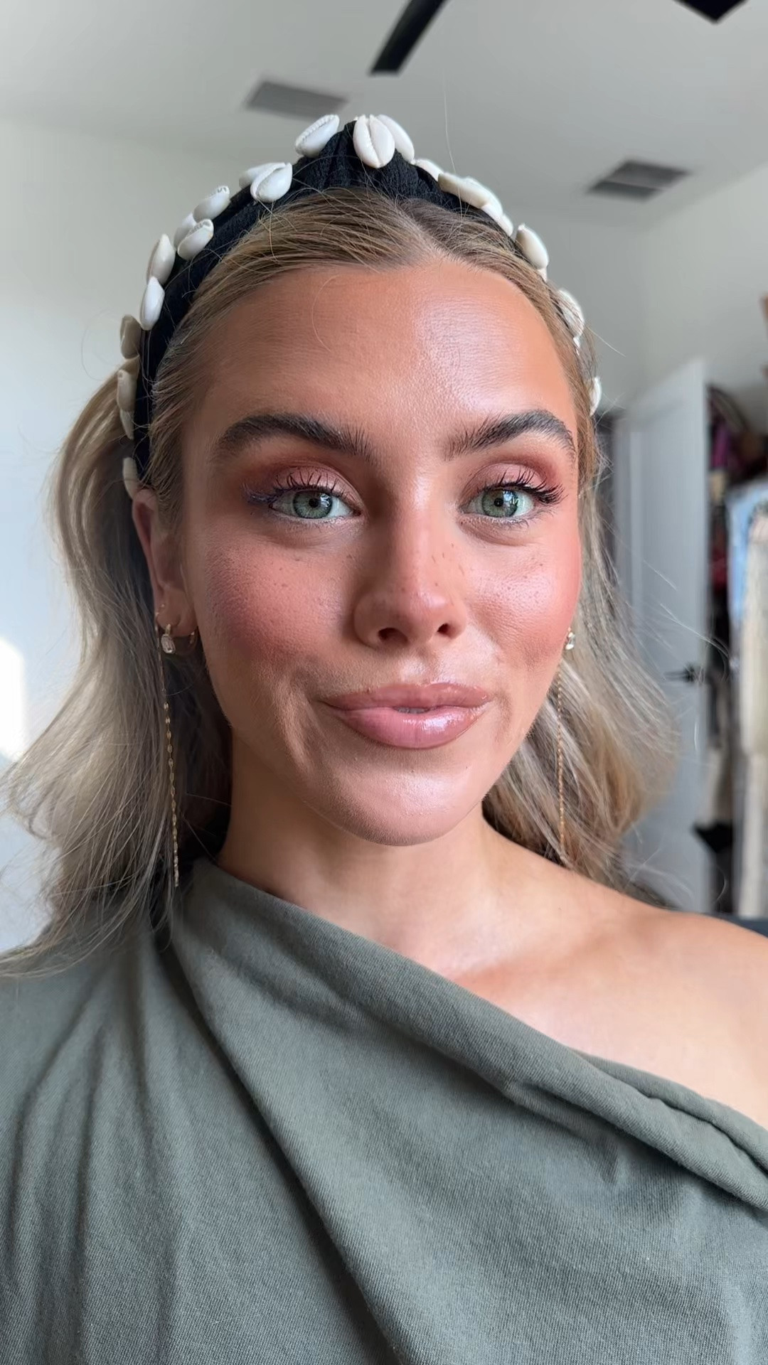 now that the base is done aka the foundation it’s the fun part playing around with different products and shades to build the color of the makeup 😌 

#getreadywithme #grwm #getreadywithmemakeup #makeuproutine #summermakeup

#LTKgrwm #LTKselfcare #LTKBeauty