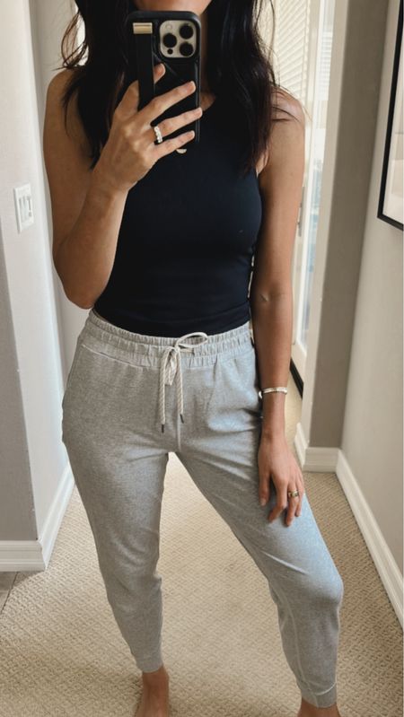 If you’ve been following me for a while you know how much I love my Vuori joggers. They’re so soft like butter and I’m just shy of 5-7” and wear the size XS 

#LTKstyletip