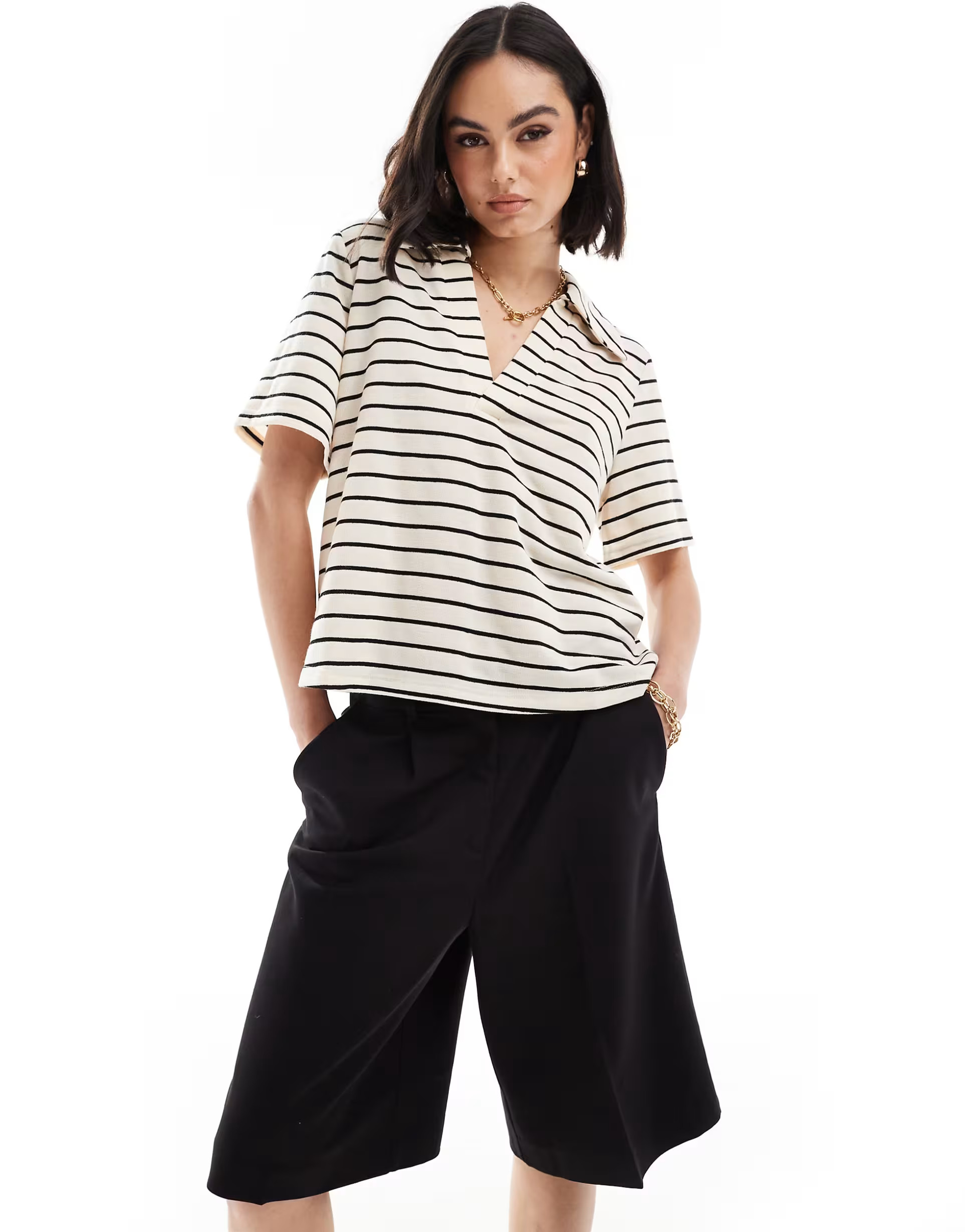 Vila – Gestricktes Polo-Oberteil in Creme mit schwarzen Streifen | ASOS (Global)