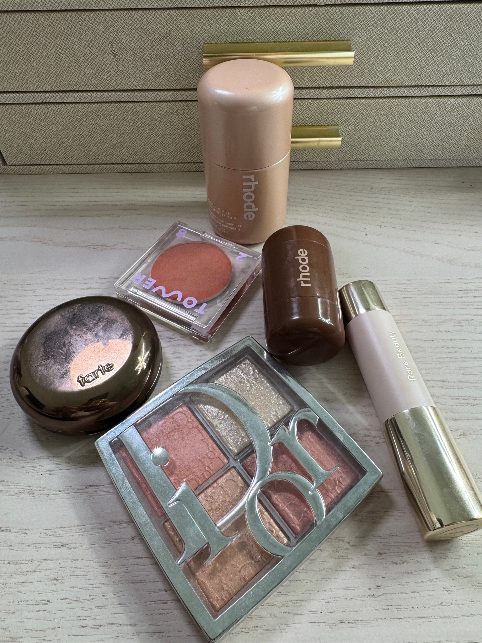 Products I have been loving 
Rhode bronzer - sunbed
Tower 28 golden hour 
Dior peach glow 
Rare beauty contour bright side
Rhode highlight milk - shade 02 
Tarte bronzer - brown sugar

Comment SHOP below to receive a DM with the link to this post on my LTK ⬇ https://liketk.it/6ja13

https://liketk.it/6ja13