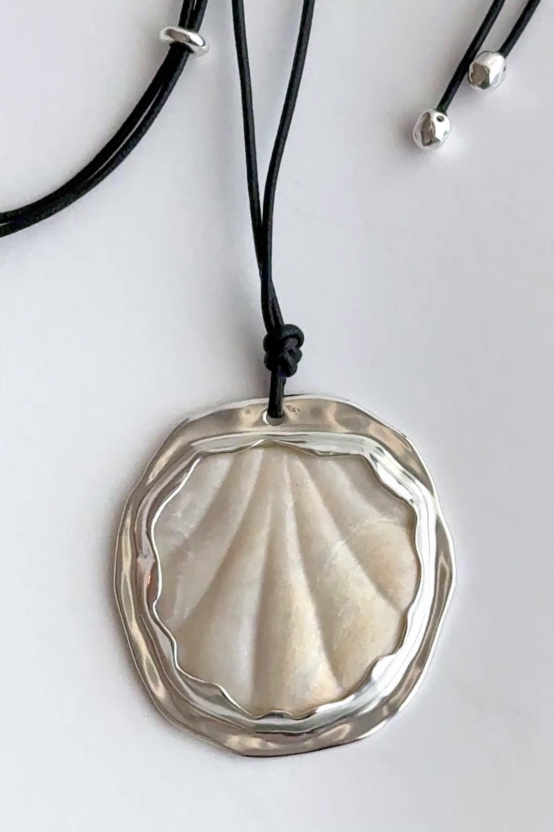 Shell and stone pendant necklace | Massimo Dutti UK