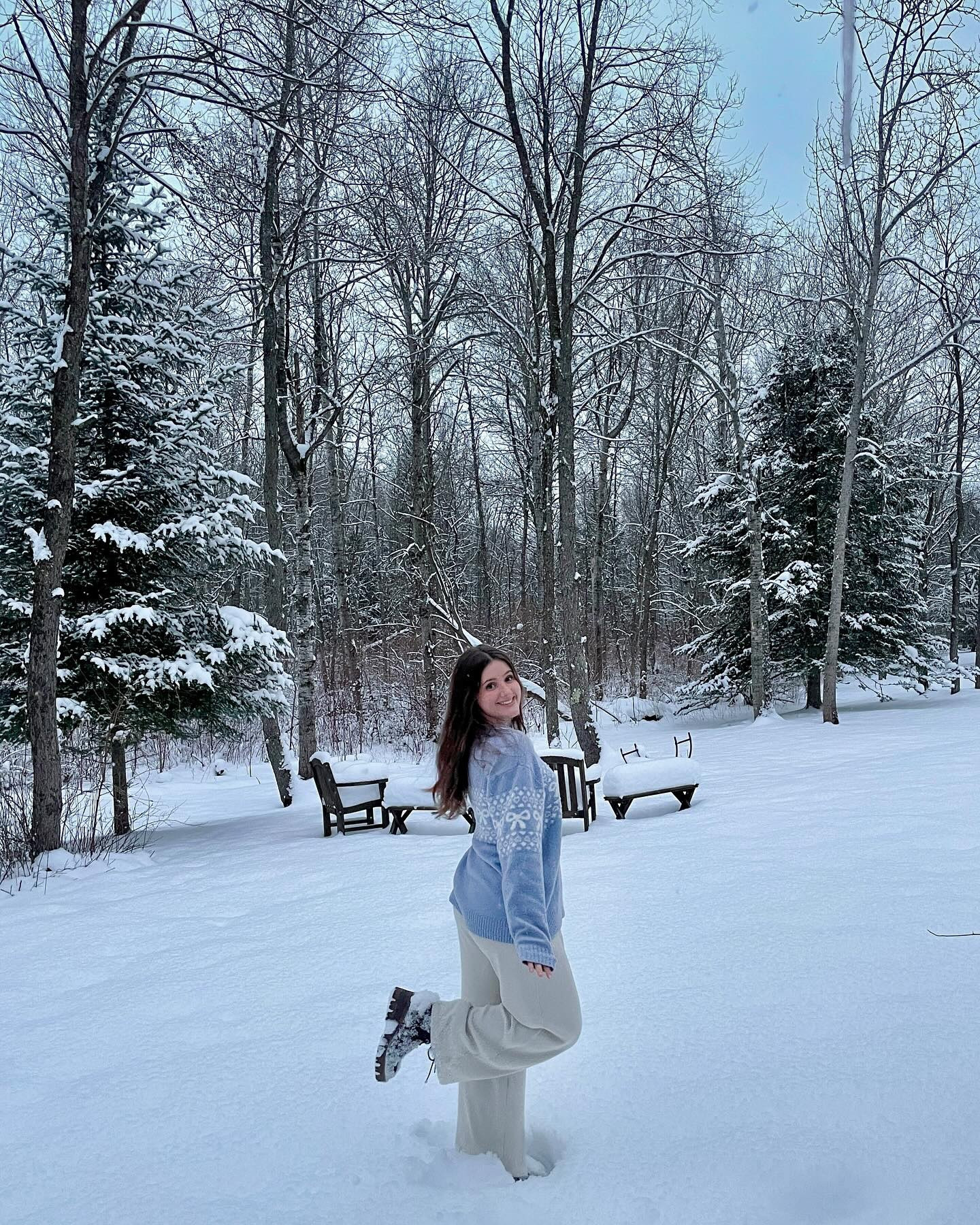 Snowy days & cozy sweaters ❄️🫶🏼
#hollisterpartner 
•
•
•
Sweater & Fleece Pants: @hollister #hollistercollective #hcocomfort 
Boots: @justfabonline #justfabpartner 
#justfabstyle #dreampairsxjf #shoedazzlexjf