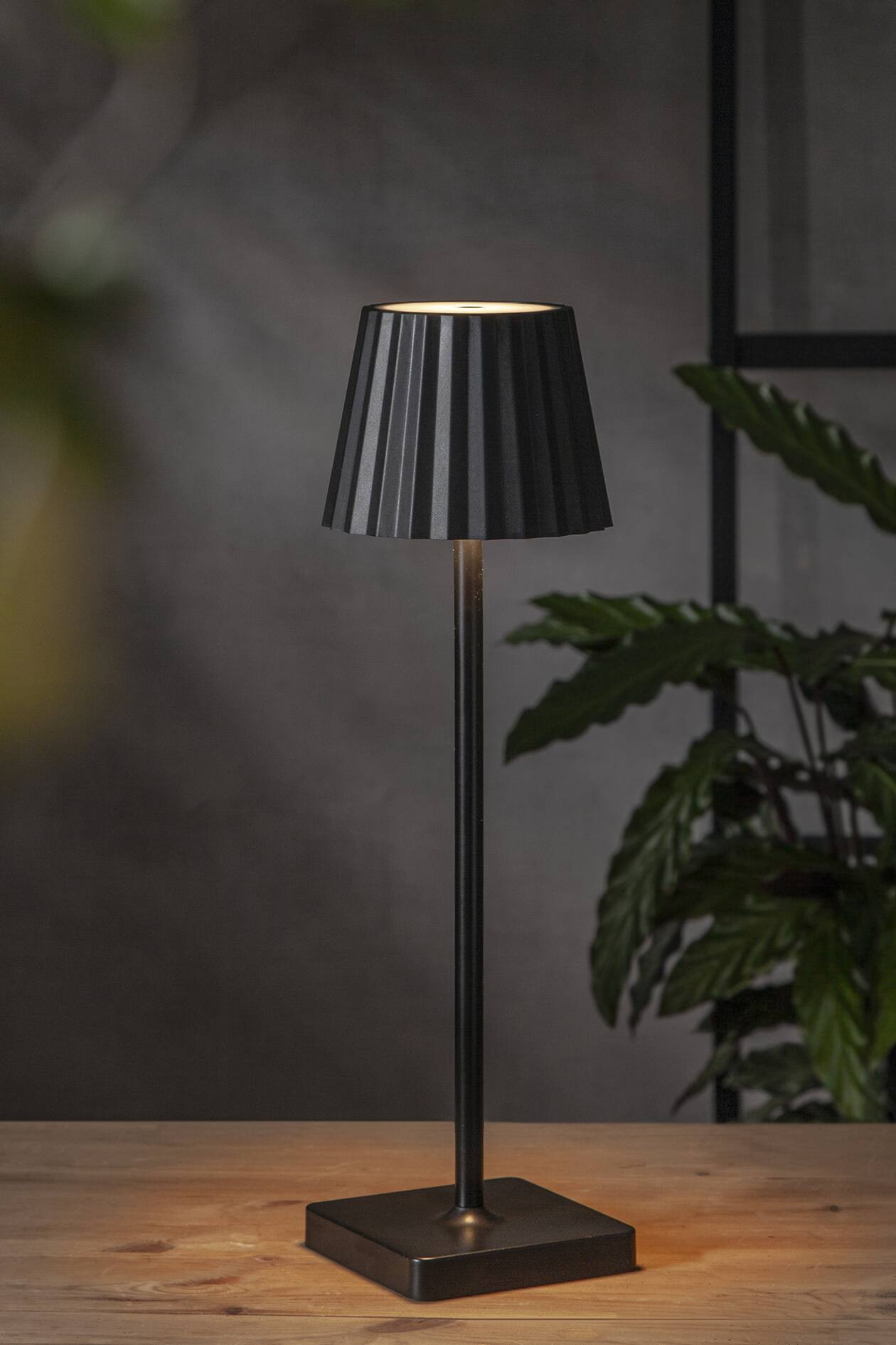 Tischleuchte Maia Usb - Schwarz - Home All | H&M AT | H&M (DE, AT, CH, NL, FI)