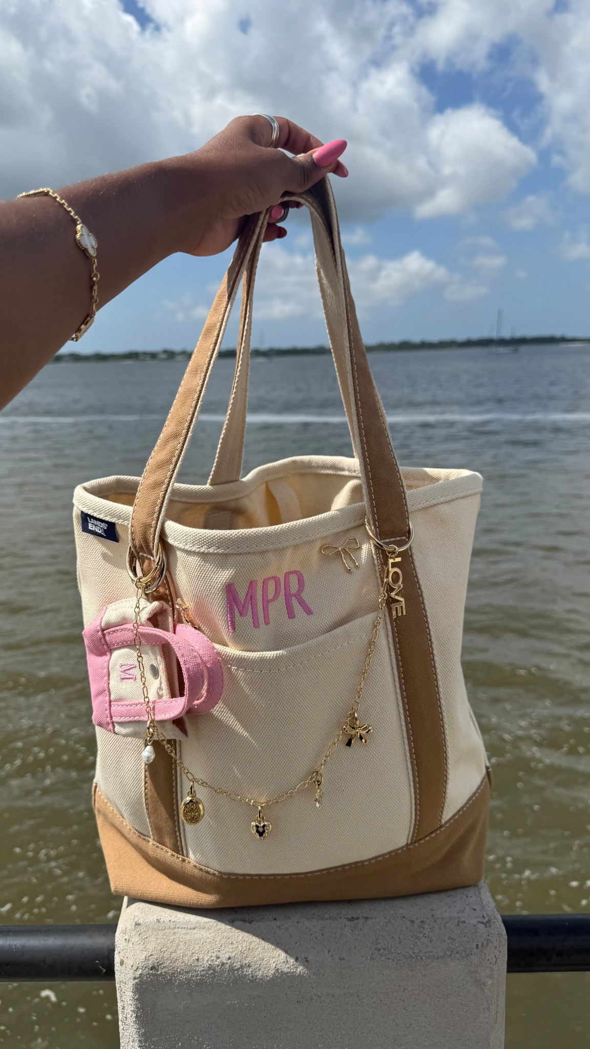 Lands’ End, tote bag, everyday bag, summer must-haves, summer essentials, personalized tote bag, durable tote, travel tote, oversized tote, chic bag

#LTKFindsUnder100 #LTKTravel #LTKItBag