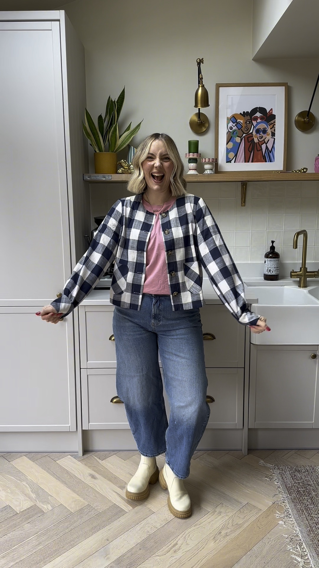 Barrel leg jeans with pops of colour and pattern in an outfit, yes please!
Sorel boots
Marks and Spencer jeans (size 12)
Ivy the brand top (size 12)
Fox & Feather gingham jacket (size 38)
Joules Borg jacket (size 12)
Sezane bag

#LTKuk #LTKwinter #LTKmidsize