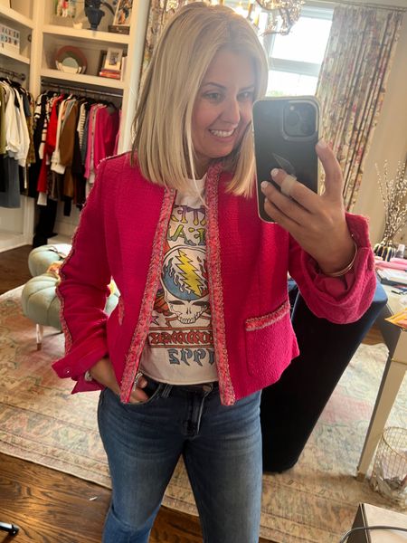 I was with a group of women last night (that were so much fun) and we talked all thing mix and match… how to make a unpredictably fabulous look with pieces your mom would never think about putting together 🤣…

Enter a fab graphic tee + blazer or layering piece


#LTKstyletip #LTKover40 #LTKparties