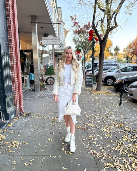 Jacket: XS (should have sized up to S)
Shirt: White, 6
Skirt: White, 26
Shoes: 9.5

Abercrombie Cropped Vegan Suede Shearling Jacket | White Denim Midi Skirt | Winter Whites | Lululemon All It Takes

#LTKSeasonal #LTKstyletip