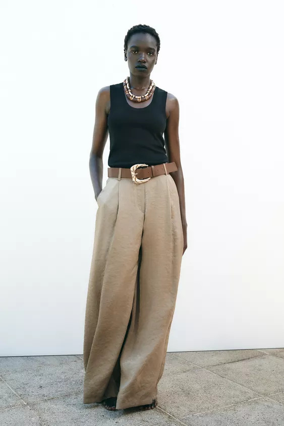 Flowy high-waisted pants with front pleats and a belt. Front pockets. Wide leg. Front zip, inside... | Zara US