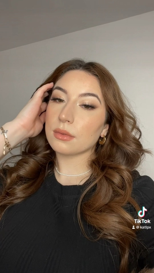quick & easy glam makeup for the holidays ✨

Fashion Insta & TikTok: katlpx
Makeup Insta: katxluisa

#LTKbeauty #LTKfindsunder50