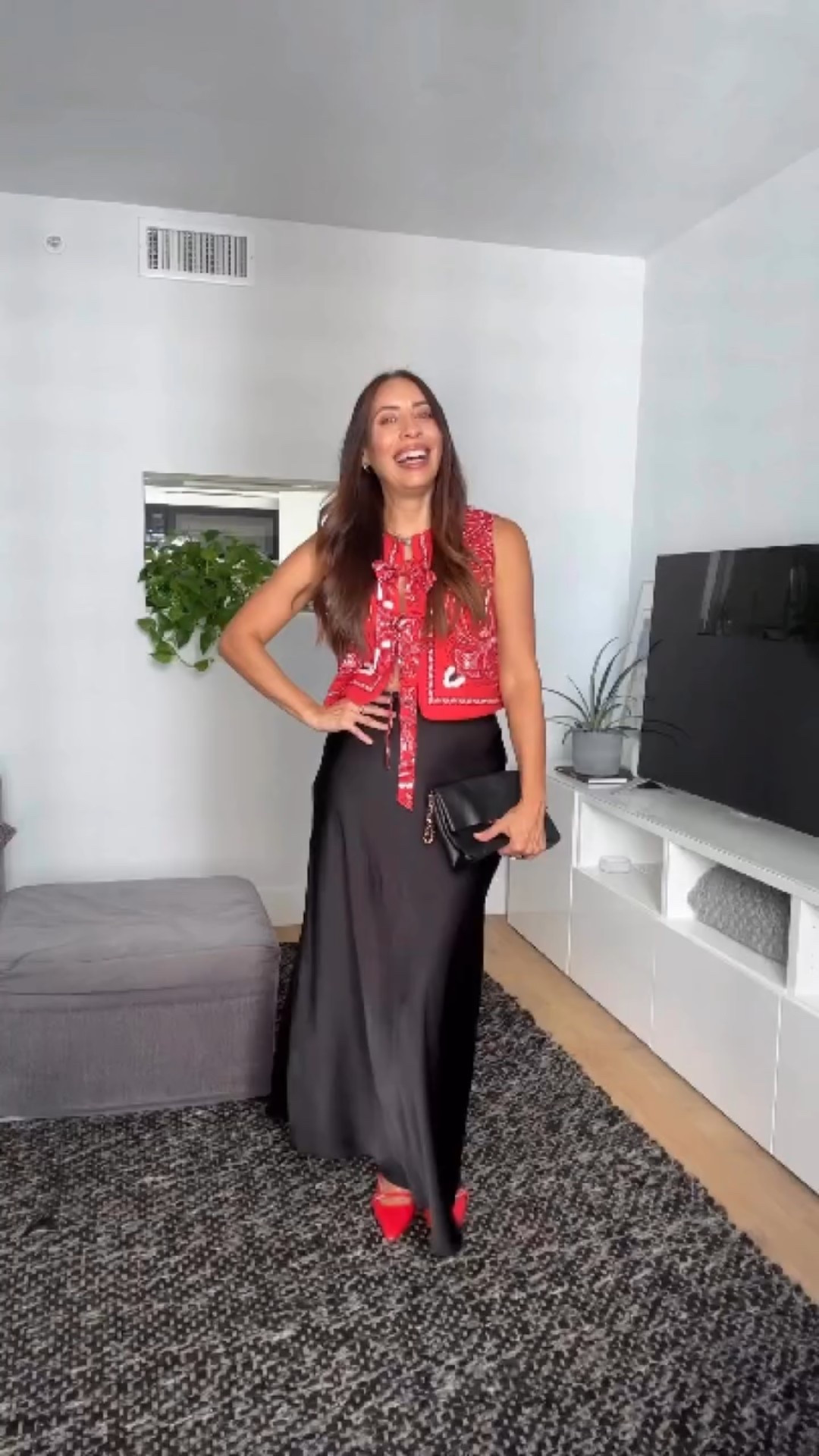 Como definí mi estilo arreglando mi clóset :
 ✨
Vaciar mi armario y quedarme solo con piezas básicas que combinan entre sí fue lo mejor que hice por mi estilo (y por mi paz mental).
Ahora siempre tengo qué ponerme y me siento más organizada que nunca 🫶 me concentro en prendas unicolor de calidad que se alinean a mi estilo sin comprar por modas.

Mi estilo es clásico y minimalista pero a veces me encanta combinarlo con piezas naturales y cómodas 

Si quieres algún link avísame y te lo envío 

#ArmarioCapsula #OutfitIdeas #Estilominimalista #encuentratuestilo 
¿Cuál es tu estilo?
Lo sabes? Se te hace difícil vestirte cuando abres tu armario?

👉 haz contado cuántas piezas tienes?

#armariocapsula