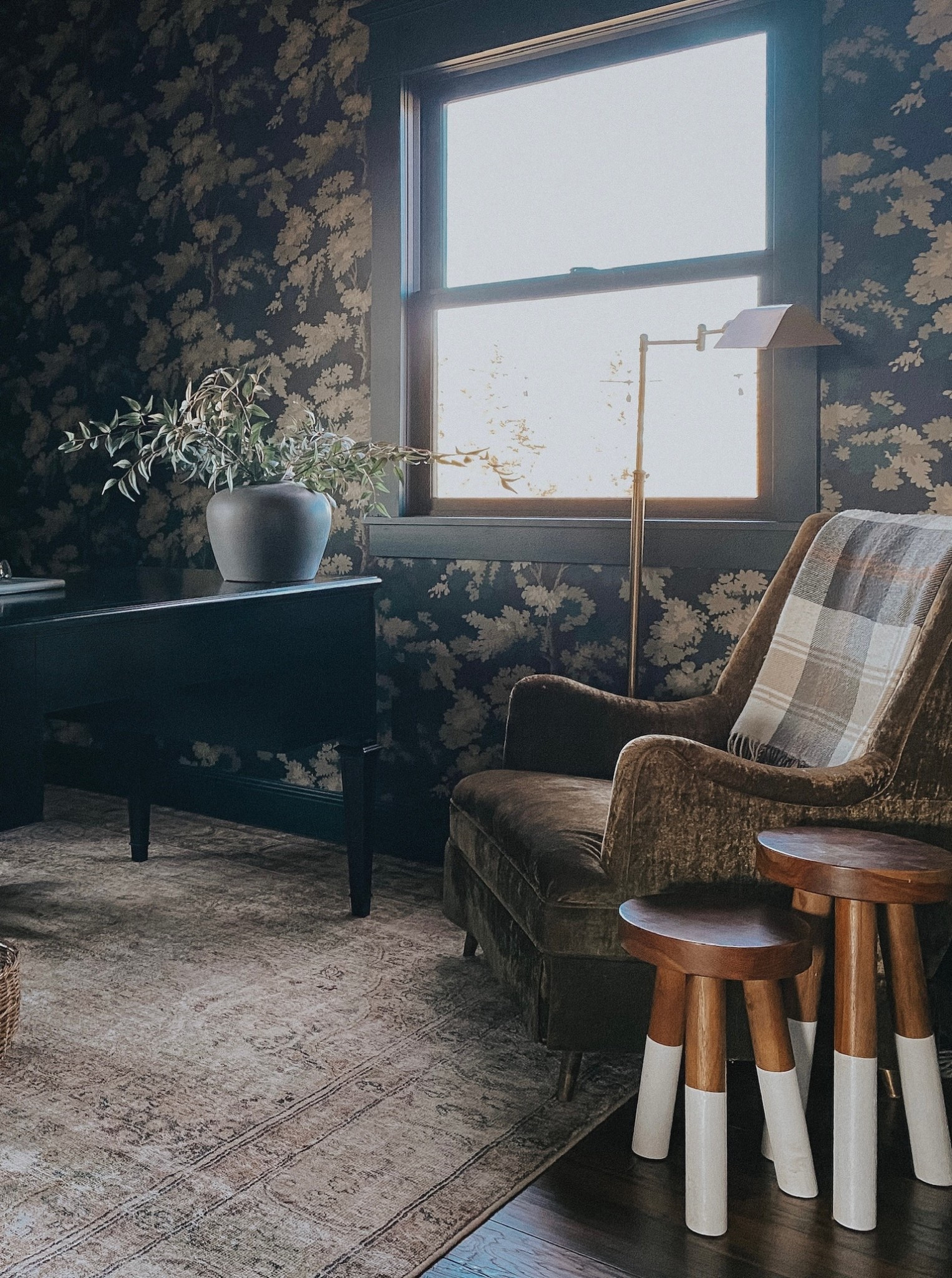 Office links 🔗📓✂️
*Chair is thrifted

#office #homeoffice #homedecoroffice #blackdesk #stools #dipdyedstools 

#LTKStyleTip #LTKU #LTKHome