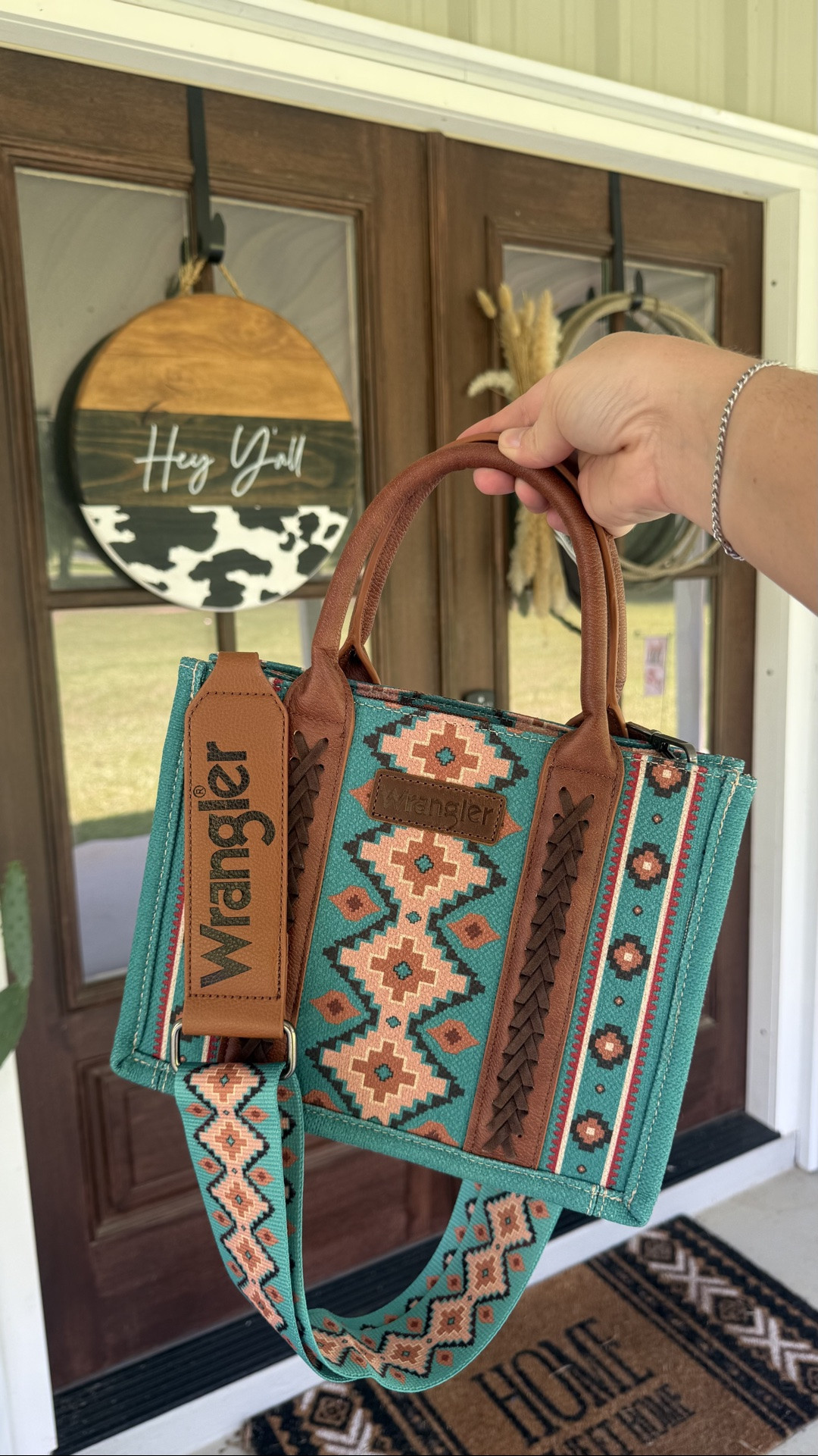 Another day, another Wrangler purse! 😍 this time it’s this beautiful turquoise Aztec purse. I absolutely love it. It also comes in several other colors as well!

#LTKSeasonal #LTKootd #LTKmomlife