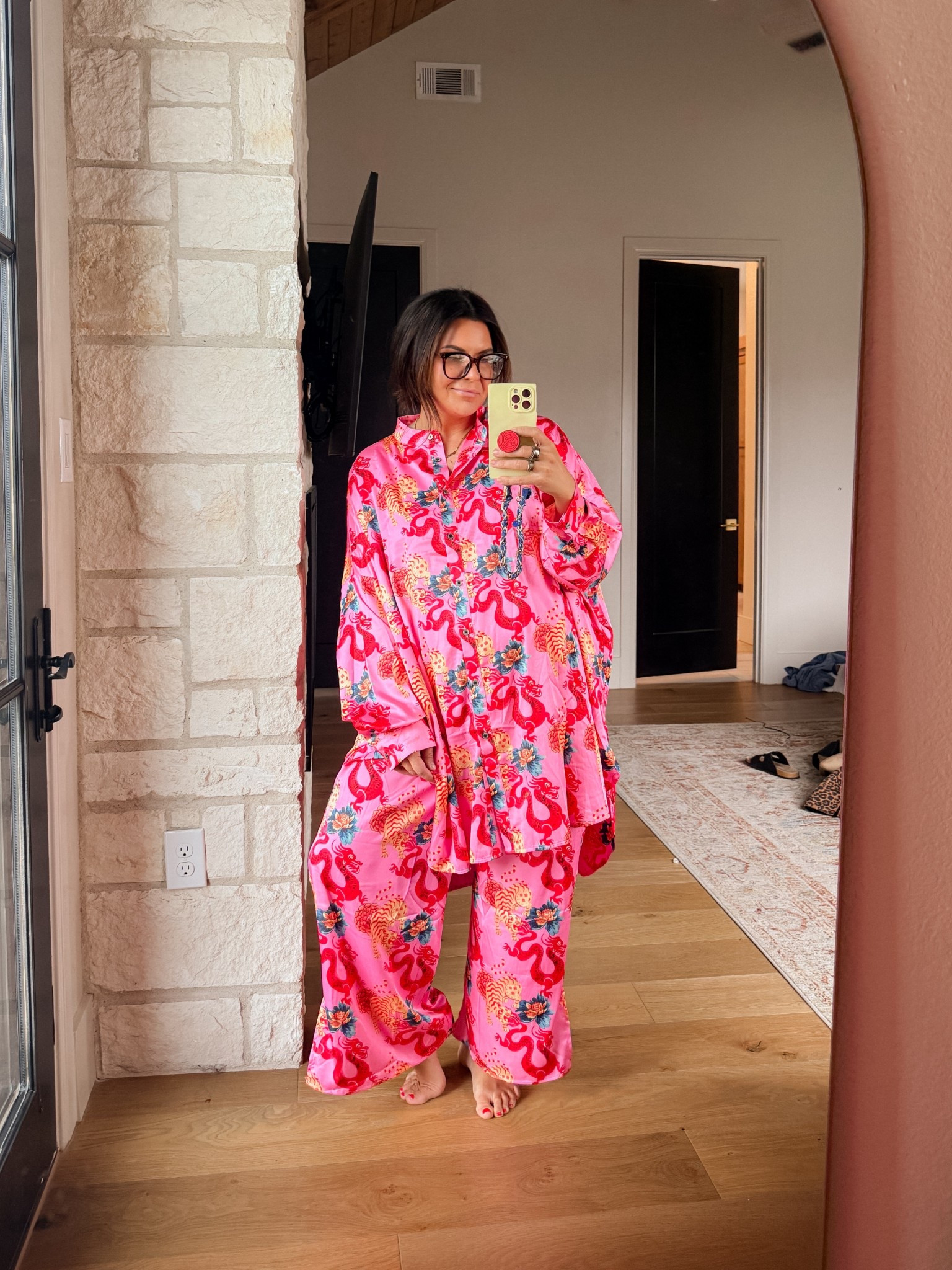 Silk oversized kimono style set


#LTKParties #LTKFindsUnder100 #LTKSaleAlert