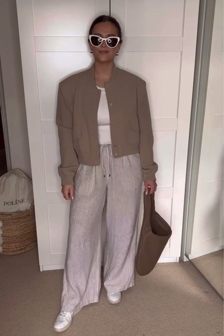Spring neutral weekend outfit 

Top- Uniqlo - Size small 
Trousers- Marks and Spencers - Size 12 (could have sized down)
Bomber- River Island - Size 12
Veja Trainers
Earrings - Marks and Spencer’s 
Sunnies - Sunday somewhere 
Bag - Olivia Sales (linked on IG)

#LTKfindsunder100 #LTKmidsize #LTKeurope