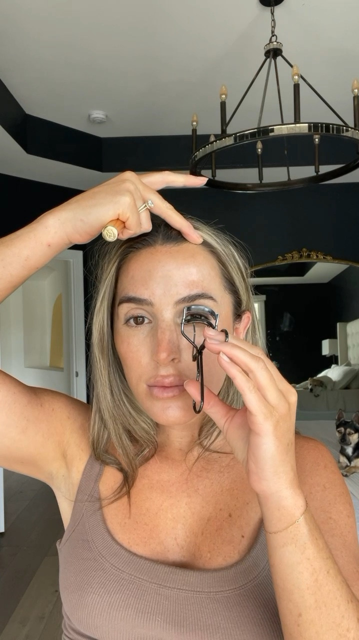 5 minute / no makeup makeup look 

foundation shade: 4 neutral 
bronzer shade: golden hour 
lip liner shade: iconic nude 

#LTKBeauty