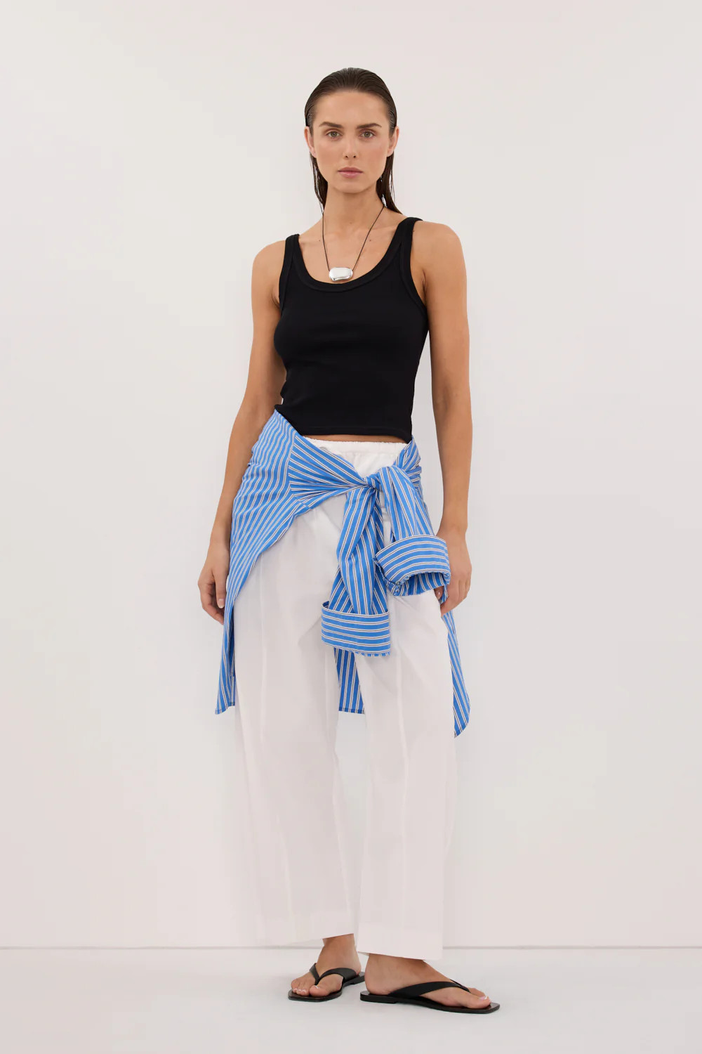 PHOEBE BLACK SLEEVELESS SCOOP NECK TANK | DISSH