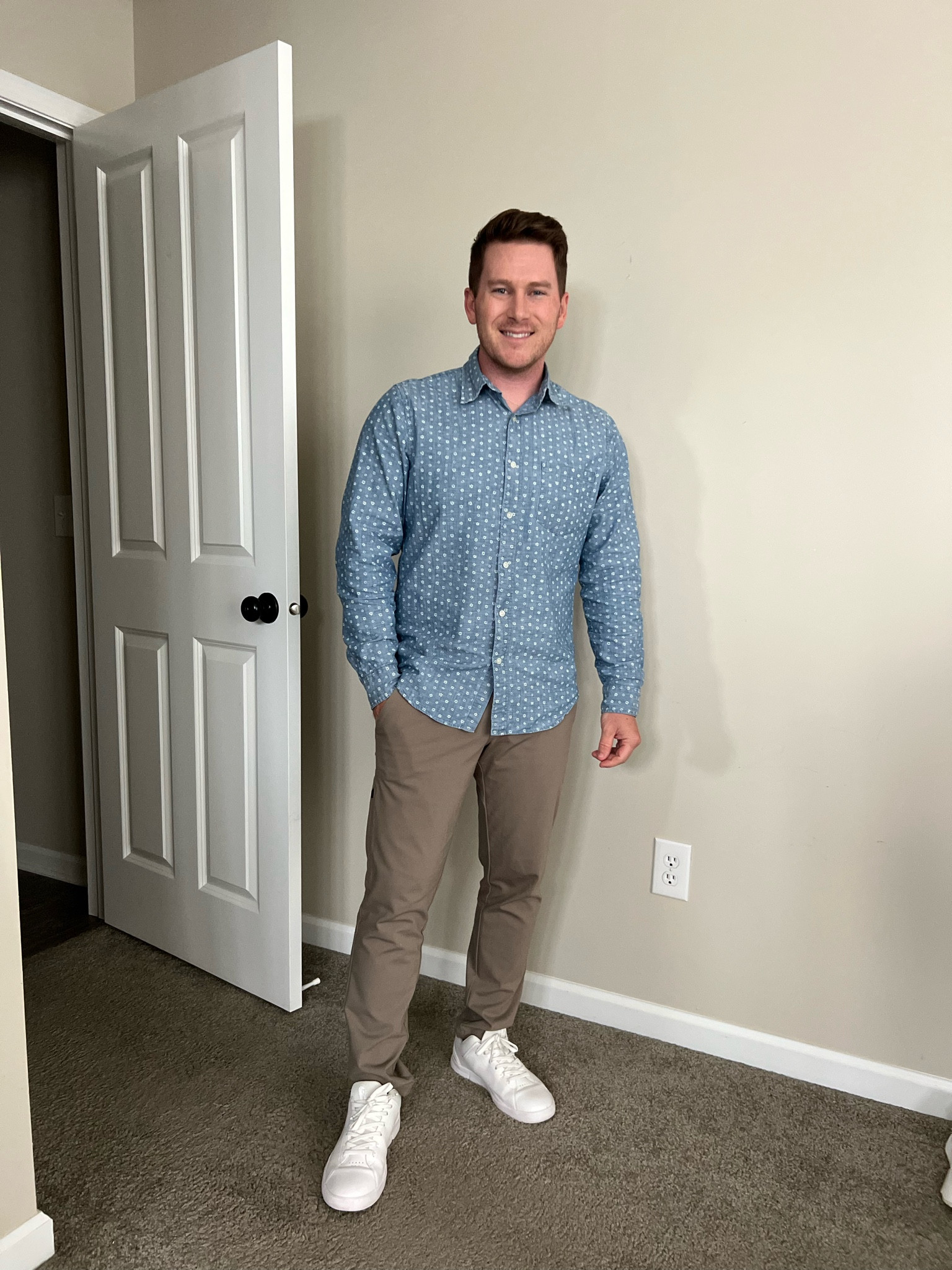 Another great on campus work outfit! JCrew always comes through with a great button up and these BYLT Everyday Pant 2.0s are next level! You have to feel them to believe them. Unfortunately I couldn’t link those, but the linked Lululemon pants are very similar. Finished off this outfit the classic all white On Roger’s! My favorite shoes these days!

#LTKWorkwear #LTKMens
