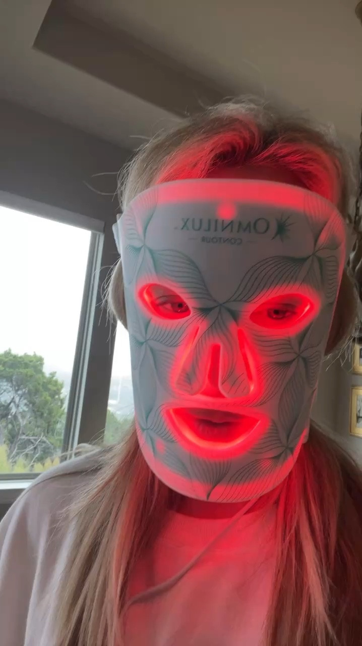 Self care Sunday with my mask and my neck stretcher!