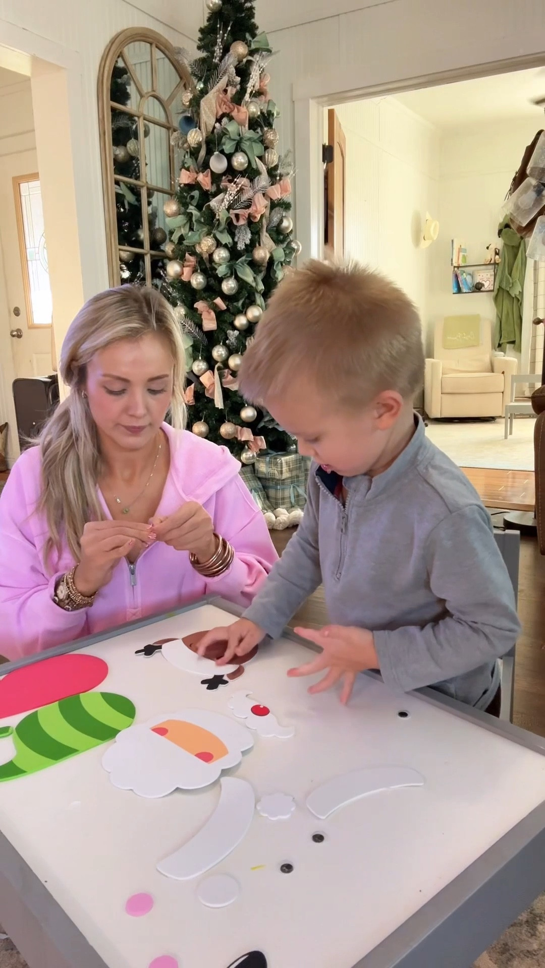 Looking for activities for littles this season?! Here are a couple of our favorites to do right now.🎄🎅🏼💕