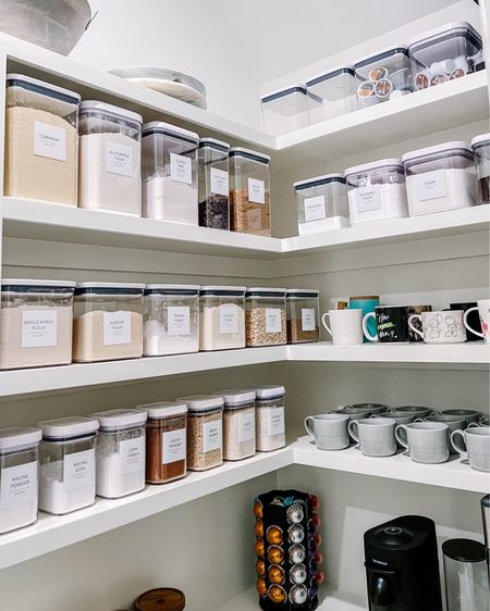 This pantry makes us want to brew a cup of coffee and then do some baking! ☕🍪
