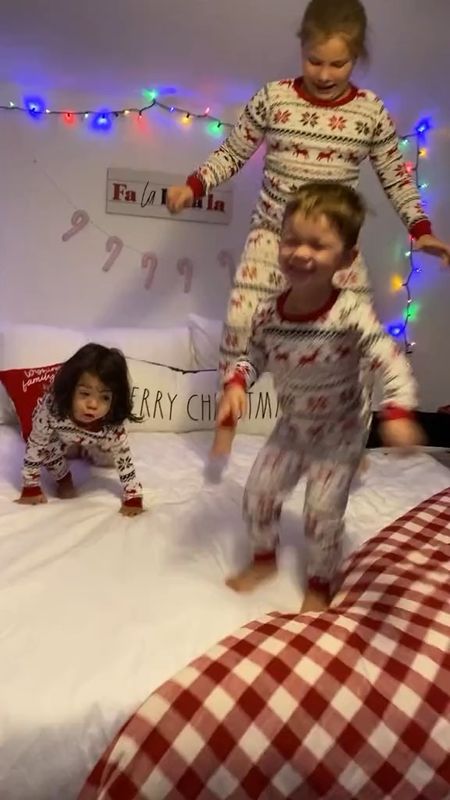 Kids matching Christmas pajamas

Pjs, Jammie’s, Christmas decor, matching family pajamas, family photos, kids fashion 

#LTKkids #LTKHoliday #LTKVideo