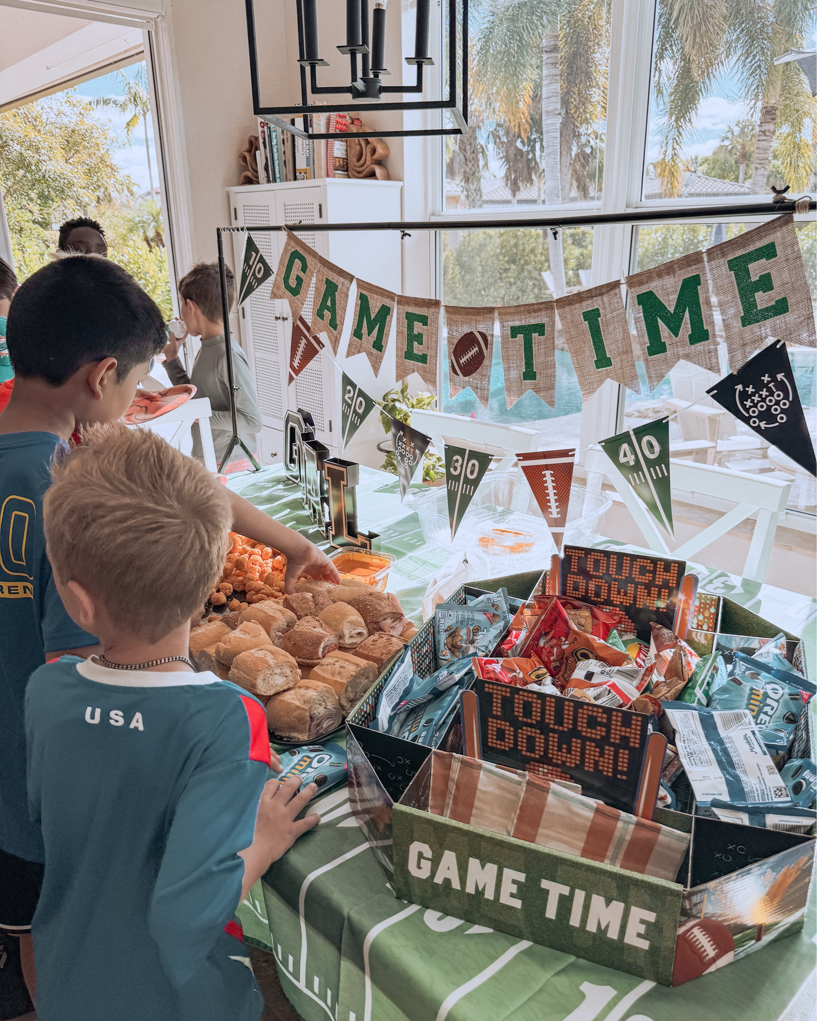 If you like to host then you need this table rod for making over hung arrangements over your table! Useful for any holiday or gathering you wish to make more festive!! 

#LTKHome #LTKHoliday #LTKParties