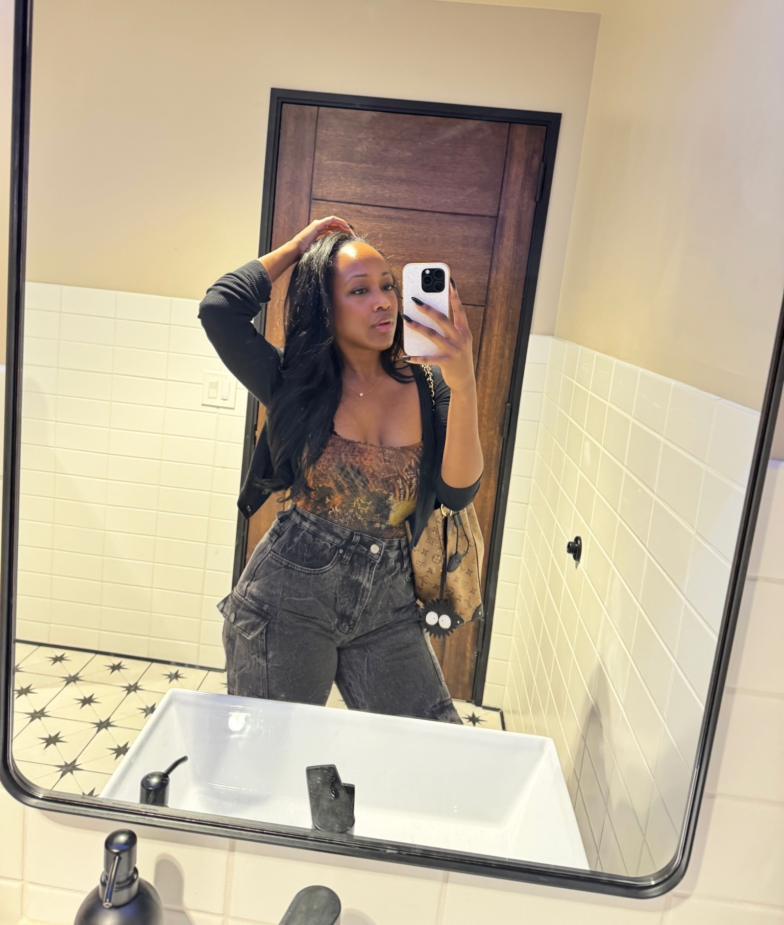 Just a little mirror moment 🖤

#LTKItBag #LTKFindsUnder100 #LTKStyleTip