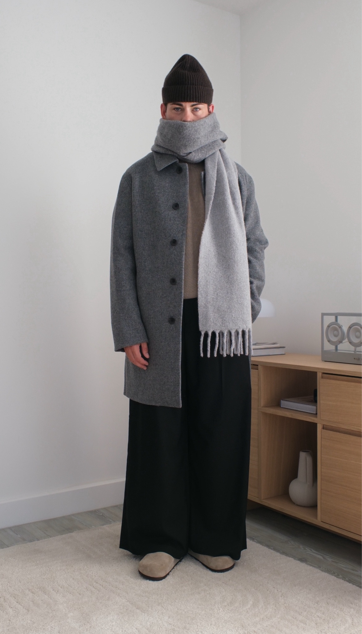 Men’s winter outfit, men’s overcoat, Uniqlo overcoat, Uniqlo wool coat, Uniqlo winter coat, men’s wide leg trousers, Uniqlo trousers, Uniqlo wide leg trousers, men’s wide leg Uniqlo trousers, men’s scarf, grey scarf, Uniqlo scarf  