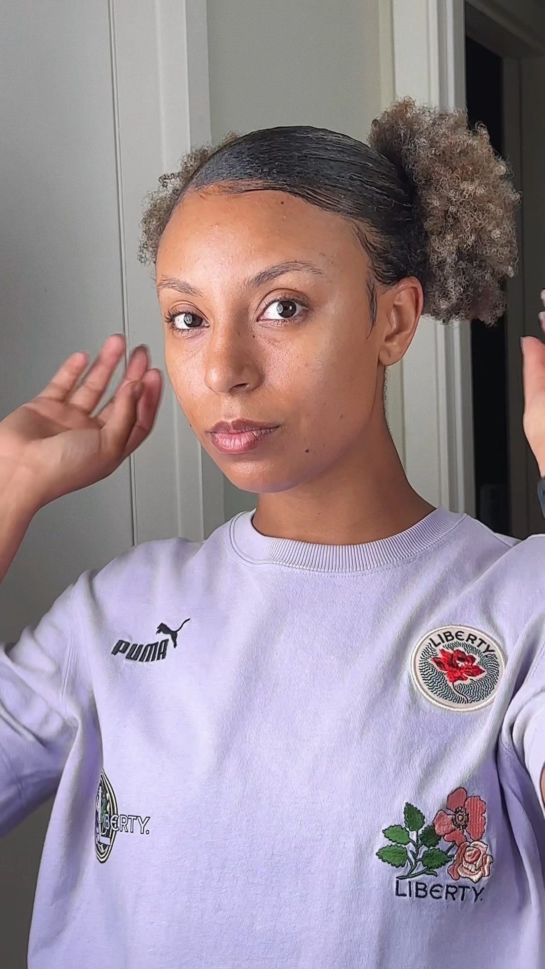 GRWM DOUBLE PUFF 
Como meu cabelo é crespo, eu preciso modelar o cabelo em duas etapas: desembaraçando a raiz e alinhando os fios.


#LTKbrasil #LTKbeauty