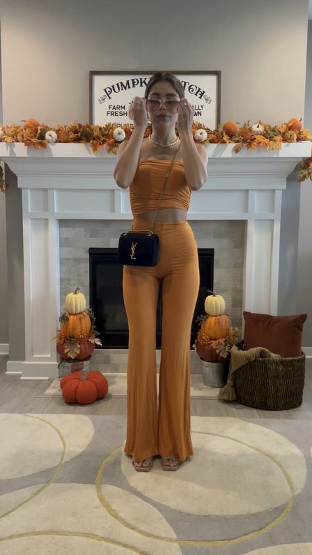 Getting in the fall spirit over here! Linking my new decor and outfit! Bag is from @orderluxe 🧡



Fall decor
Jumpsuit 
Orange outfit 
Fall decorations
Decorating 
Home decor 
Pumpkin 
Fall leaves 

#LTKhome #LTKHalloween #LTKSeasonal