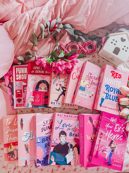 Pink Books & Vinyls! 💗📚📀 Happy Valentine's Day! Im sharing all my pink books and vinyls I own for the occasion. 💘 it’s my fave color so no wonder I have a lot of it in my collection. I love all my pink vinyls and all these pink books I have read! 💖 What is your favorite pink book or vinyl? 🤔