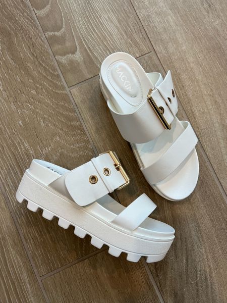 These are by far my favorite Amazon sandal this season! I love the small platform and detail on the buckle. The material is easy to clean and they are super comfortable. They run TTS! 

White Sandal 
Amazon Shoes 
Affordable Sandal 
Summer Shoe 

#LTKstyletip #LTKunder50 #LTKshoecrush