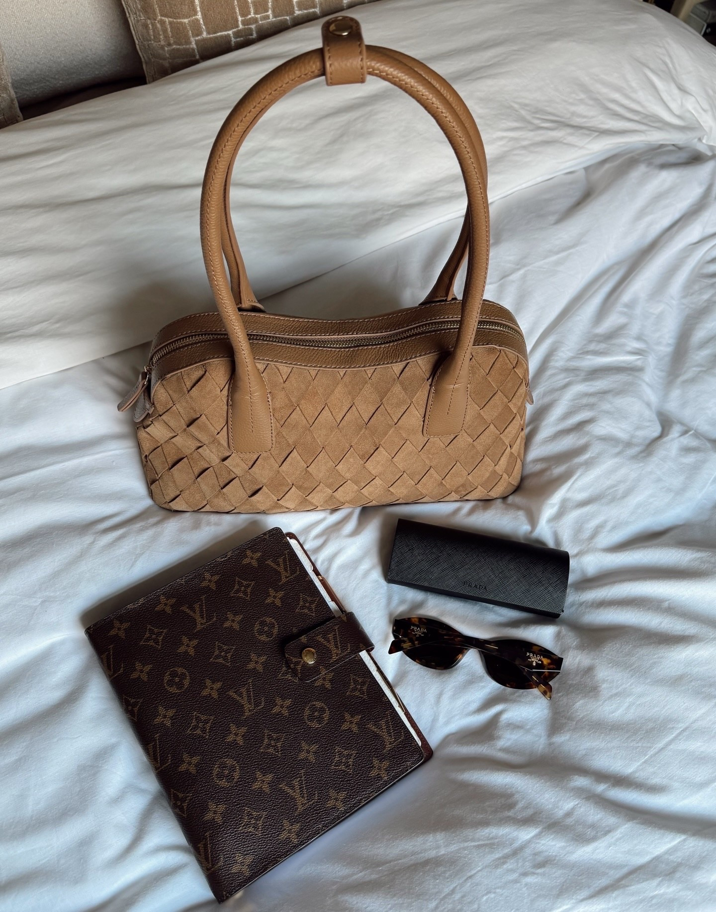 Soft neutrals, everyday essentials.

Something about spring makes me obsessed with all things suede. Cozy neutrals + a planner full of new content ideas = perfect season refresh.

#suedehandbag #spring #contentplanning #neutralstyling #timelessstyle