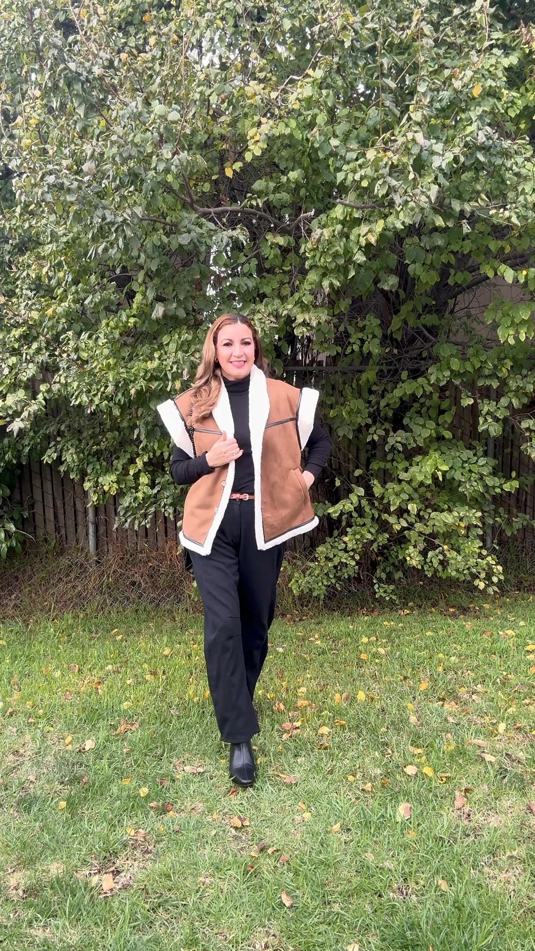 Cicy Bell Women's Suede Sherpa Vest, Faux Sheepskin Jacket, Oversized Jacket, Cap Sleeves with Buttons, Winter Coats.
Size:M
Very comfortable soft 

#LTKHoliday #LTKGiftGuide #LTKdayinmylife