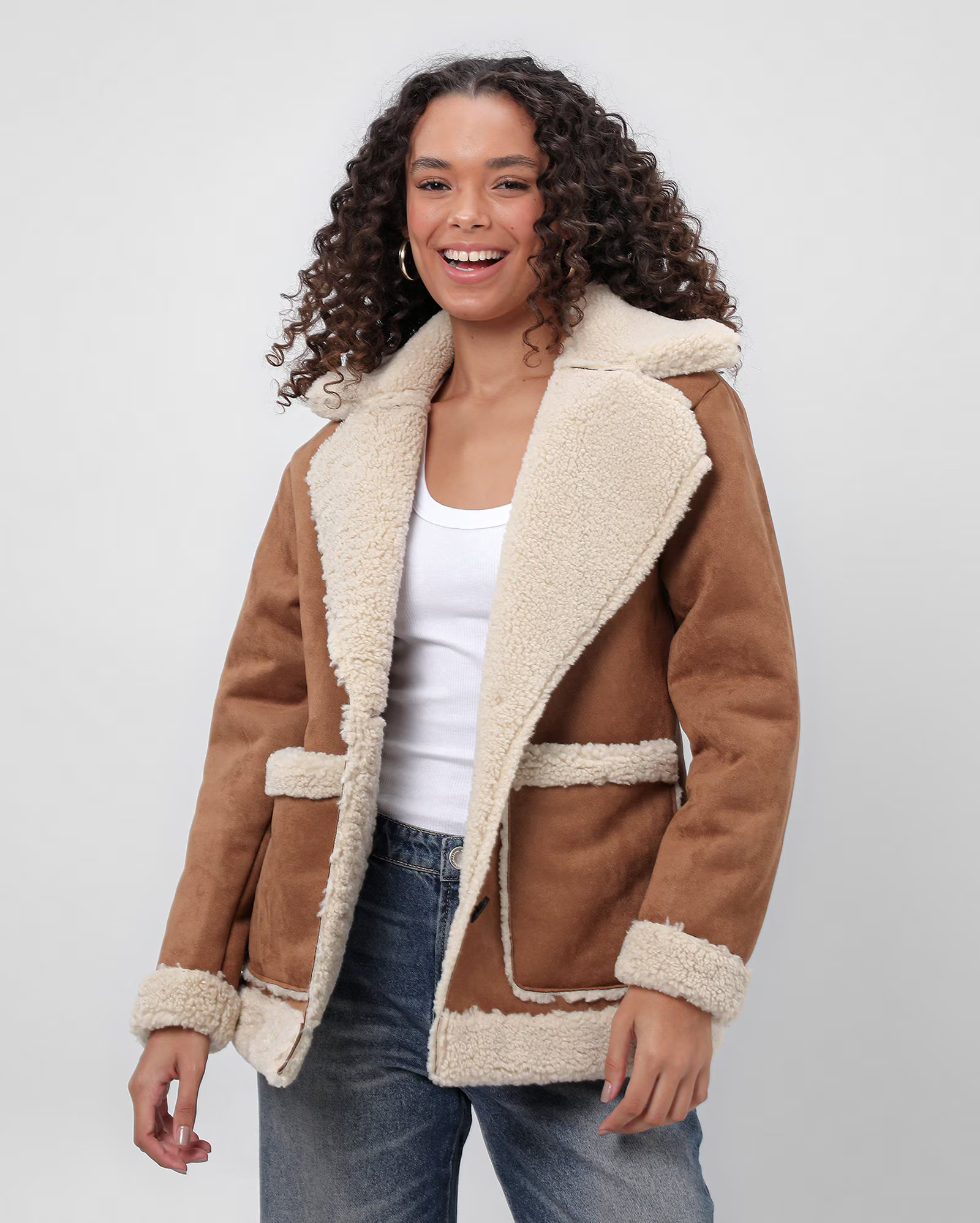 Casaco feminino peluciado com bolsos bege | Pool | Riachuelo (BR)