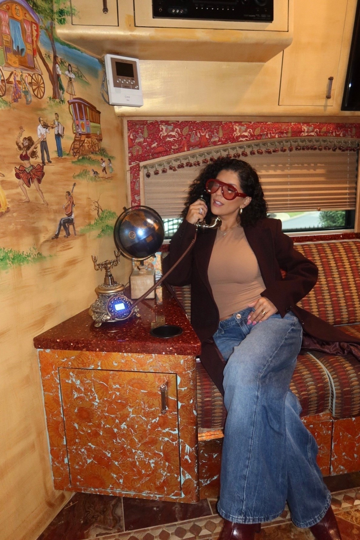 Serving a little vintage glam with this one ☎️✨ Blazers, wide-leg denim, and statement sunnies will always be a yes for me.

#VintageStyle #BlazerOutfit #WideLegJeans #EverydayFashion #ClassicStyle #NeutralOutfit #LTKStyle #FashionInspo #ChicLook #OOTD

#LTKTravel #LTKstorytime #LTKdayinmylife