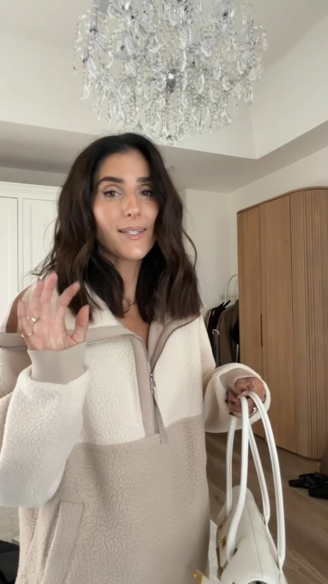 For anyone who is also handbag obsessed…. Girls this new arrival is soooo good! I love how soft it is, the style, functionality and size. 
I’m  just shy of 5-7” wearing the size small sweatshirt. #amazon #handbag #giftidea #stylinbyaylin #aylin #varley #bag

#LTKootd #LTKHoliday #LTKgrwm