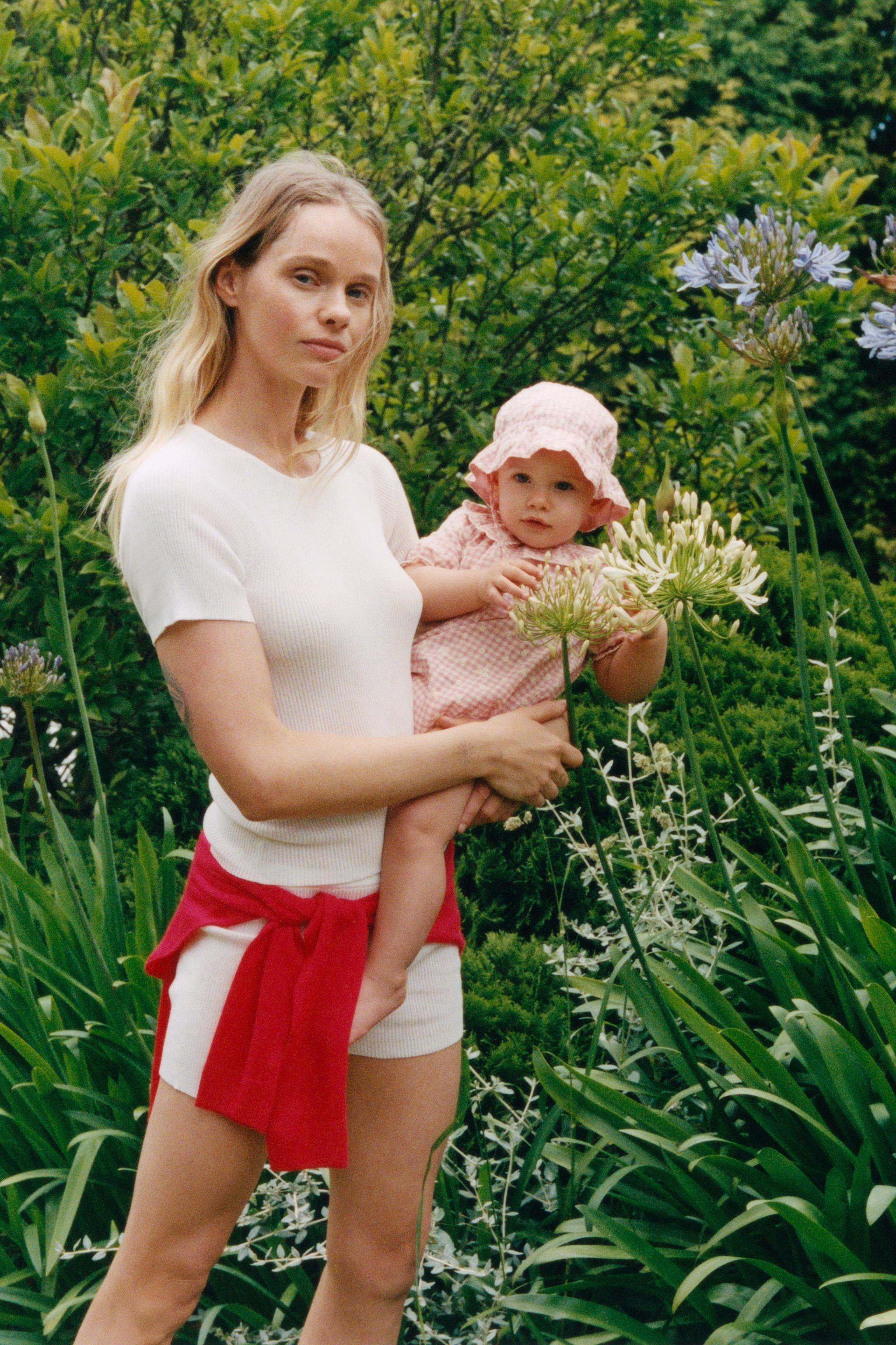 Hat with adjustable front ties. Gingham print and embroidered flower detail. | Zara US