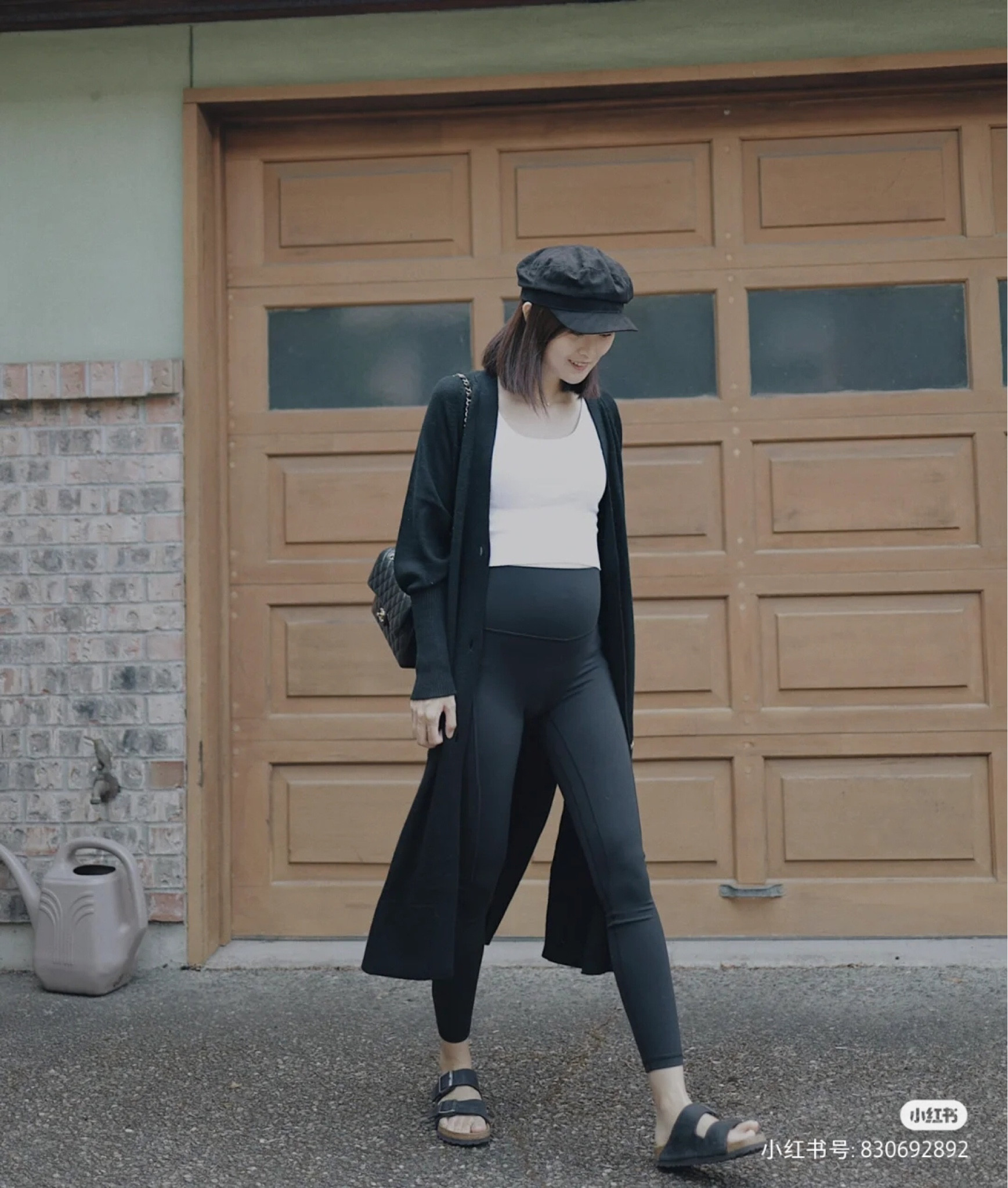 过期日常OOTD 孕30W+难熬的孕晚期穿搭

🤰进入孕晚期啦，肚子越来越大了！既然藏不住了就大胆把肚子露出来～

👚长开衫：Karen Millen
也是最近新发现的宝藏单品，黑色真的显瘦！挤上扣子就可以遮住肚子，敞开穿也很酷酷的！

👖健身裤：Lululemon
最近最常穿搭的就是Lululemon瑜伽裤了，包裹性好又不会勒肚子。现在穿比孕前大一号（4号）很合适！

💍首饰：Monica Vinader的Diamond Essential系列
天然真钻石➕纯银厚镀18K金，价格也不贵，还有很久的质保。

不仅设计极简又精巧，提亮肤色的同时还点亮了全身黑白衣服。不想费心搭配的时候，选这样简简单单又有质感的小巧首饰不会出错!

#小个子穿搭 #ootd每日穿搭 #孕期穿搭 #孕期穿搭也要美美美 #孕晚期穿搭 #孕期日记 #孕期日记 #邂逅MonicaVinad er
#LTKchina #LTKasia

#LTKbaby #LTKshoecrush #LTKstyletip