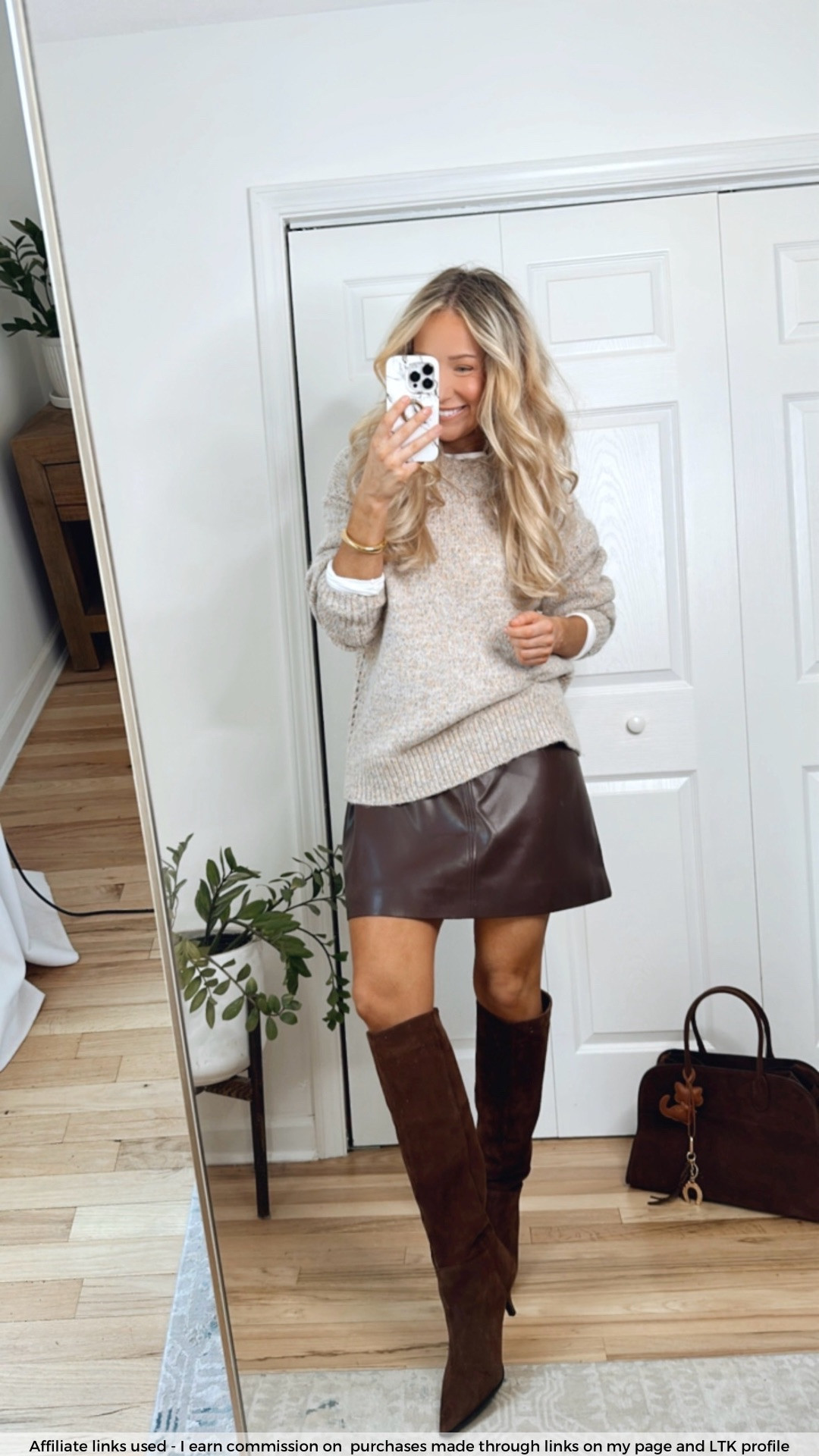 Brown faux leather skirt outfit

What to wear to brunch in the fall 
Lunch date 