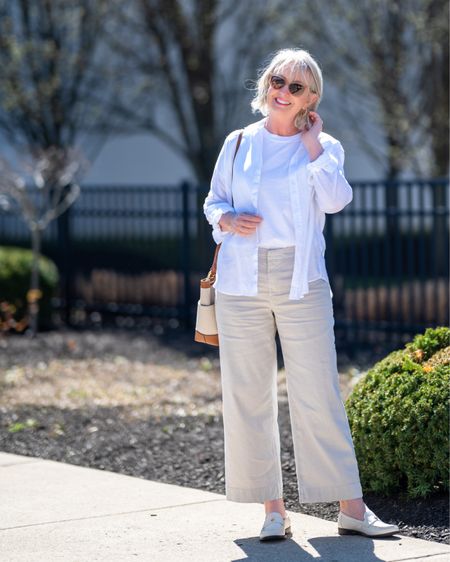 I’m ready for spring and summer with new easy breezy linen from 
@FrankandEileen #sponsored 
These separates fit true to Frank & Eileen’s size charts. I love the Wexford linen pants in cement, but they come in other options, too. And the Eileen linen shirt will be my most worn this summer. #FrankandEileenPartner 
#WearLoveRepeat 
