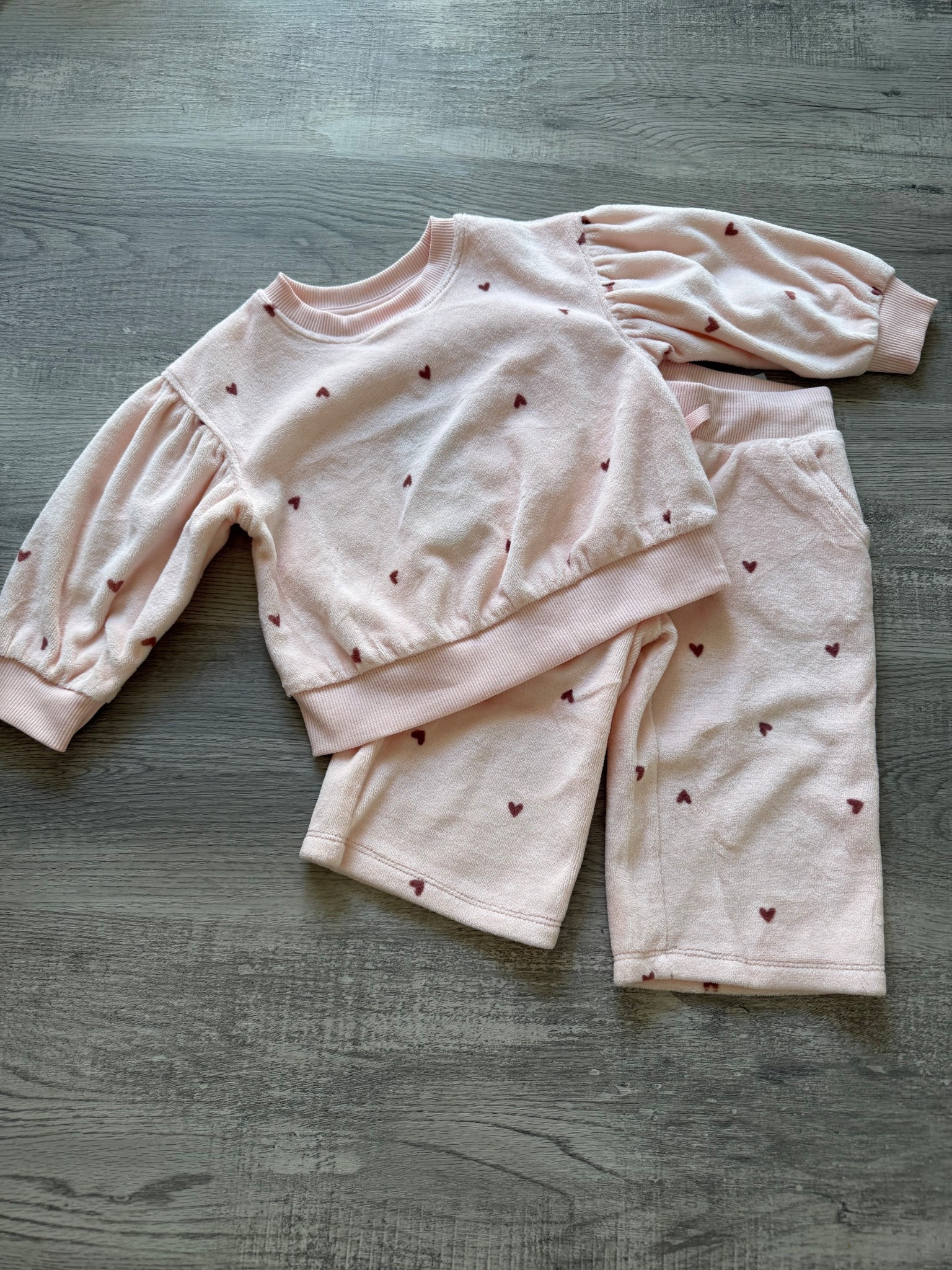 Velour set comes in 3 different colors/patterns … omg 😍

#LTKKids #LTKFamily #LTKBaby