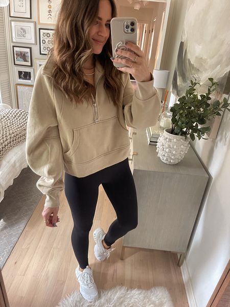Fall/winter athleisure outfit. Wearing a size 6 in top & 4 in pants. // Lululemon, casual outfit, activewear outfit, athleisure, athleisure outfit, casual style, fall outfit, winter outfit
