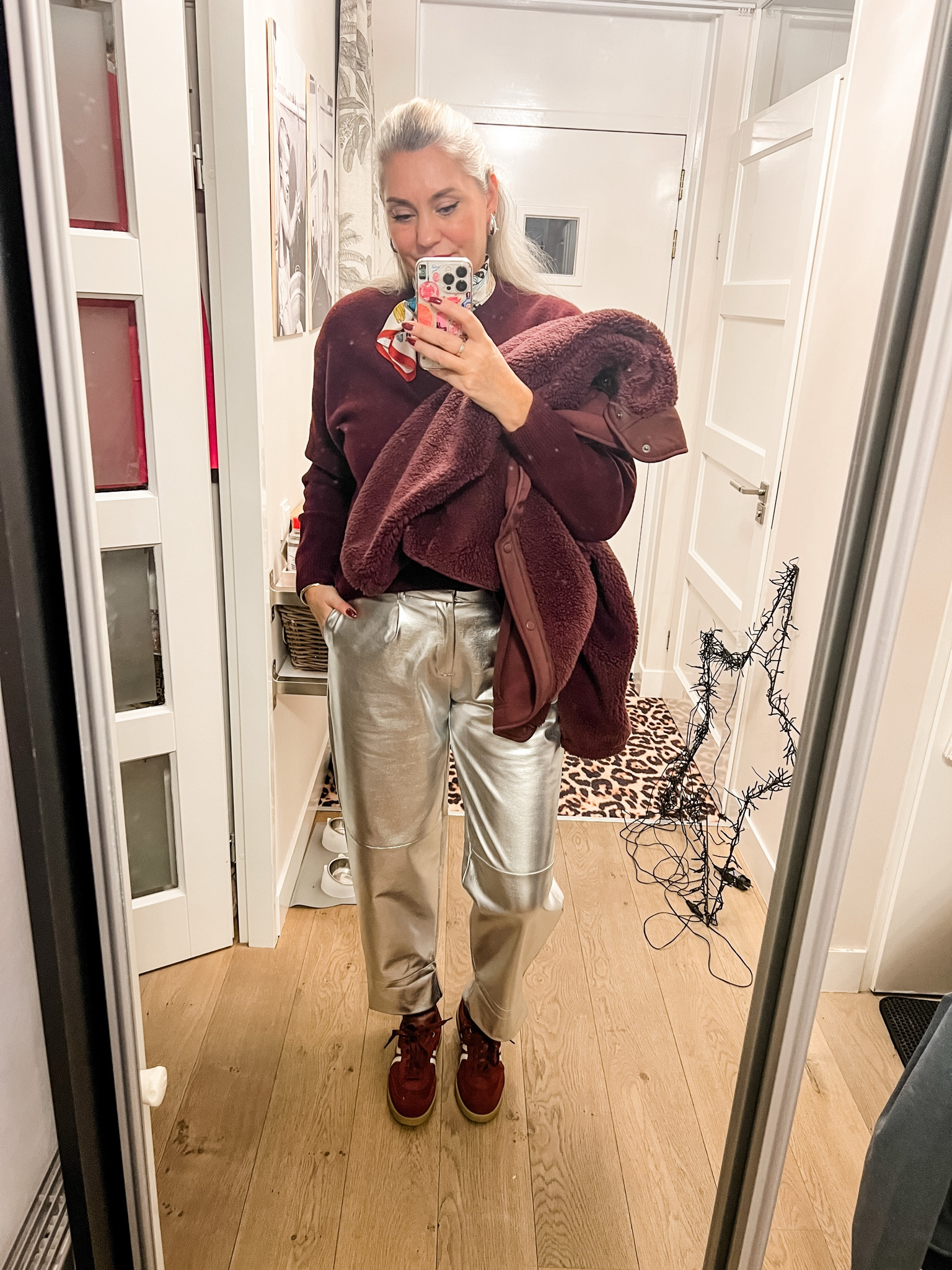 Ootd - Monday. Silver and burgundy for the first day back to work. Uniqlo sweater and fleece jacket, silver tapered trousers, burgundy suede sneakers and velvet claw clip. 



#LTKeurope #LTKwinter #LTKnederlands