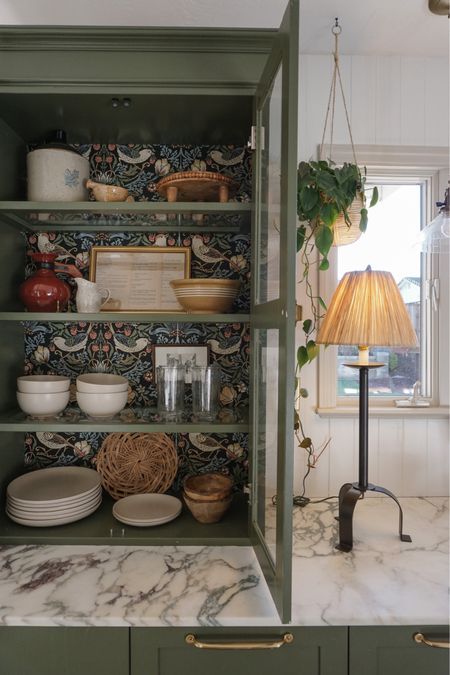 Do you have a kitchen cabinet or shelf that needs to be styled? Here is some inspiration for you ✨
-
Home decor
Kitchen shelf
Kitchen decor

#LTKFind #LTKhome #LTKstyletip