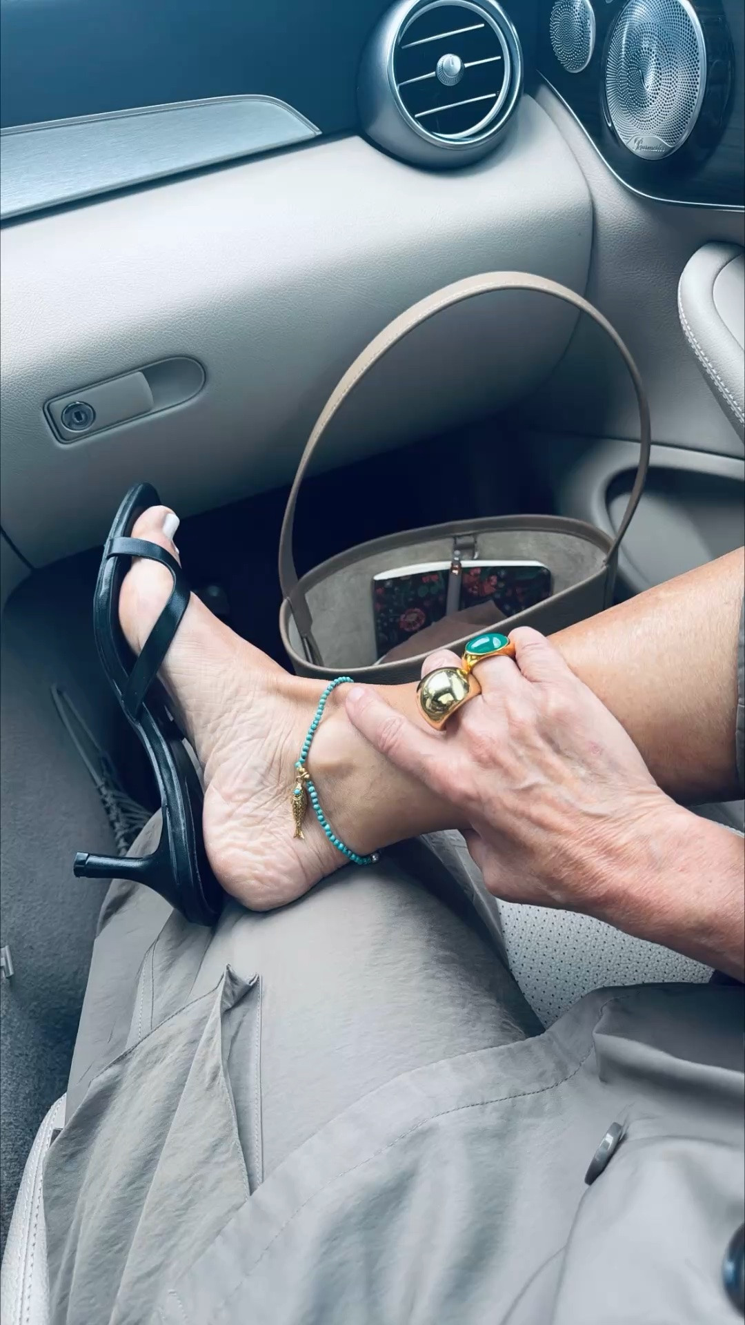 Pleasantly surprised with my Amazon sandals - comfortable, tts and under $45
Ootd 

@Ruti 
@Quince