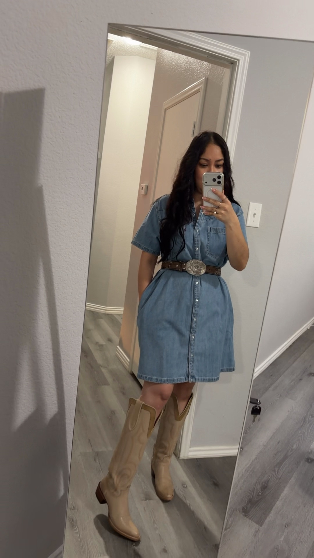 ✨ BÁSICOS QUE NUNCA FALLAN ✨

Si amas el estilo simple pero elegante… este look es TODO 😍

💙 Vestido de mezclilla de Levi’s
🤎 Botas que elevan el outfit en segundos

Literal es de esos outfits que te pones y ya te ves arreglada sin esfuerzo 👏🏼

⚡️ Perfecto para día casual, brunch o salida rápida
⚡️ Súper combinable todo el año

🛍️ Te dejo todo linkeado aquí para que lo consigas fácil

💬 Tip de chica lista: agrega un cinturón o bolso lindo y elevas aún más el look 😉

#LTKgrwm #LTKSpringSale #LTKootd